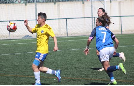 Francisca Alonso, delantera de Las Rozas y pichichi de la Tercera Federación, controla el balón ante Natalia Santaella, del San Fernando CD. 