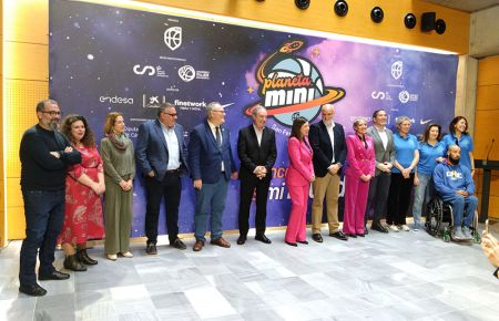 Las autoridades posaron con los representantes de los clubes. 