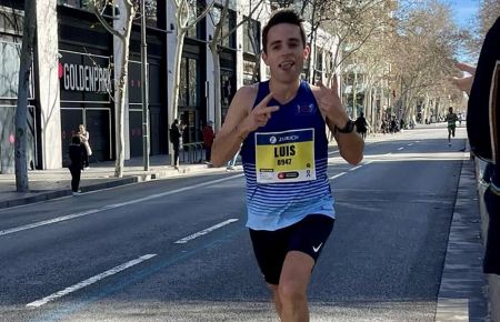 Luis Figueroa bromea durante el recorrido por Barcelona. 