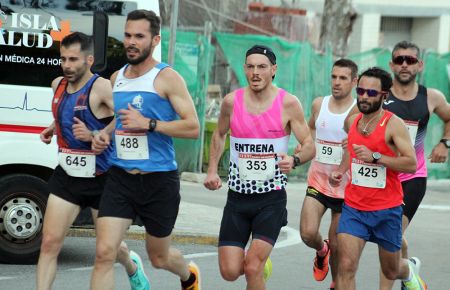 El vencedor Juan Calero (dorsal 353) en la subida por la calle Arenal de San Fernando. A la izquierda está el segundo Francisco Javier Casco Duarte (dorsal 645)