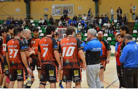 Jorge Navarrete instruye a sus jugadores en el último partido en casa. 