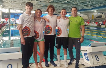 Los cuatro nadadores isleños que participaron en el Campeonato de España infantil celebrado en Tarrasa y el entrenador Pachi Arce. 