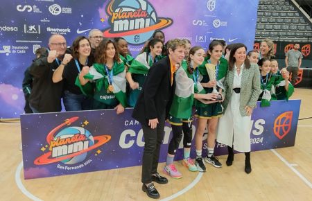 La alcaldesa Patricia Cavada y la presidenta de la FEB Elisa Aguilar entregaron la copa de campeón a la selección andaluza femenina. 