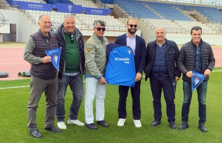 Los ex-jugadores Juan José, Mendi, Pedro Moreno y Javi Romero junto a Louis Kinziger y Pedro Ramírez tras la firma.