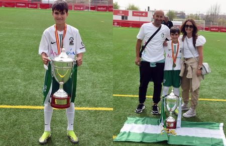 Salva de Oñate con la copa de campeón de España y con sus padres. 
