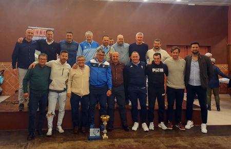 El equipo de veteranos del CD San Fernando, junto a dos concejales del Ayuntamiento de Fuengirola, posó con el trofeo de campeón. 