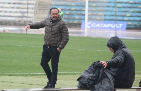 Alfredo charla con uno de sus ayudantes durante el partido. 