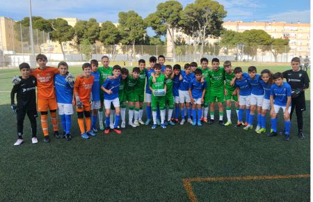 Los dos equipos posaron juntos antes del partido. 