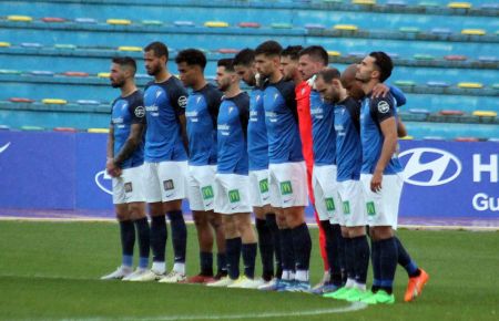 El San Fernando CD podría repetir en Alcoy este once, que en la imagen guarda un minuto de silencio por Chicha. 