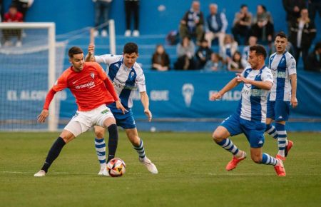 Dani Molina, que tuvo una gran ocasión en la primera mitad, controla el balón ante la presencia de tres rivales. 