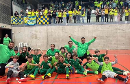 La selección benjamín de Cádiz, con cinco jugadores del San Fernando CD en sus filas, celebra el pase a la final tras el agónico empate con Córdoba en Jerez. 