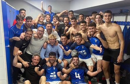 Los jugadores y equipo técnico del filial azulino celebran el triunfo en Tomares. 