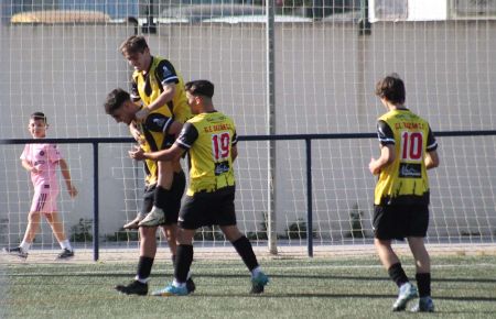 Bugui es felicitado por Álex Collantes, Jacobo y Willy Garrido tras marcar el primero de los dos goles que le hizo al Arcos CF. 