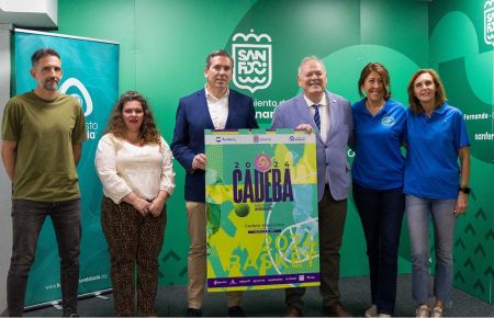 Antonio Rojas y el delegado de la FAB Adolfo Magrañal posaron con los representantes de los clubes isleños. 