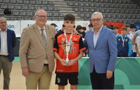 Antonio Rojas y el vicepresidente de la Federación Andaluza, Rafael Jiménez, posan junto al capitán del BM Roquetas tras recibir la copa de campeón.