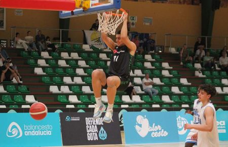 Mate de Mathías Alessanco, del Real Betis, en el partido ante el Ciudad de Huelva que cerró la jornada de este miércoles en el pabellón del Parque. 