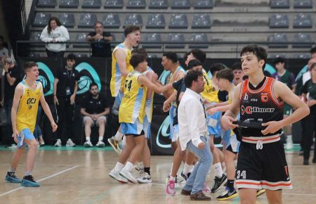 Los jugadores del CBCA Algeciras celebran el pase a semifinales ante la desolación del Basket Genil.