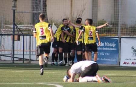 El GE Bazán celebra el 3-1, obra de Álex Guerrero en el 91, ante la desolación del meta del Guadiaro Víctor, que cantó en su salida. 