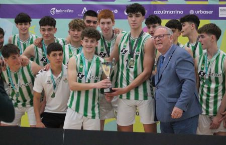 El concejal de Deportes del Ayuntamiento isleño Antonio Rojas entregó la copa de campeón a los capitanes del Real Betis. 