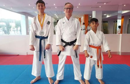 Javier Lupiani y Juan Villegas con su entrenador Iván Marti en el club Isla Caribe.