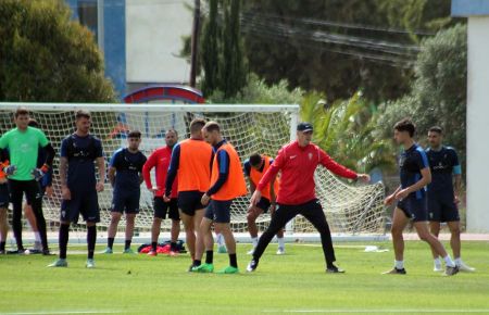Nano Rivas instruye a sus jugadores este miércoles en la Junta. 