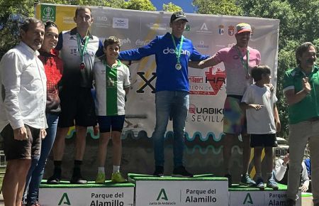 Rafael Carralero, a la izquierda, y Alejandro Castañeda, a la derecha, en el podio de la categoría de 45 a 49 años en el Campeonato de Andalucía de Triatlón.