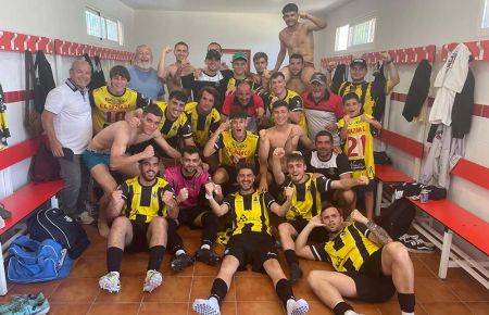 El GE Bazán celebrando el triunfo del pasado domingo en San Roque. 