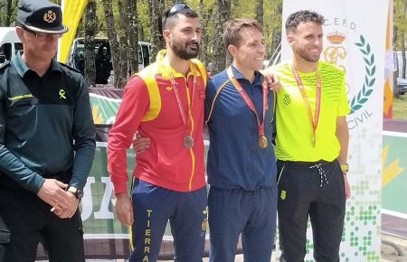 Luis Figueroa García-Cubillana, en el centro, acompañado por Antonio Fraile y el roteño Pedro José Garrido (a la derecha) y un alto mando de la Guardia Civil.