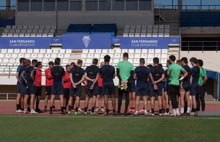 El entrenador del San Fernando CD, Nano Rivas charla con sus jugadores en la sesión de este sábado en el estadio Bahía Sur. 