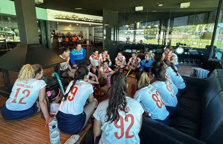 Las jugadoras isleñas tuvieron que esperar tres horas para disputar el primer partido. 