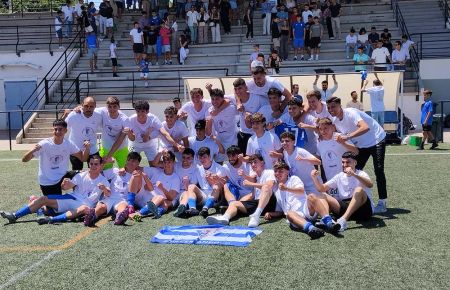 El juvenil A del SFCD posó al completo tras consumar el ascenso.