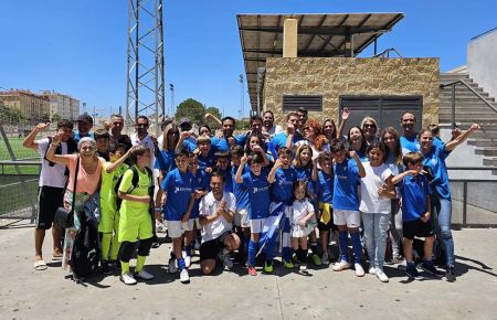 Jugadores y técnicos del San Fernando CD benjamin posaron junto a sus familiares. 