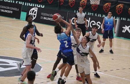 Pedro Álamo, del Gran Canaria, se dispone a lanzar ante el isleño del Unicaja Javier Ortega durante el primer partido de cuartos. 
