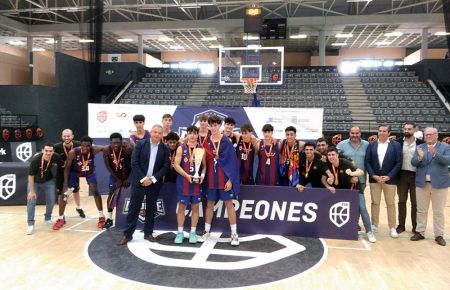 El FC Barcelona posó con el trofeo de campeón y las autoridades. 