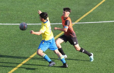 Marco Gómez, del Cadista, se anticipa al capitán del Trasmallo.