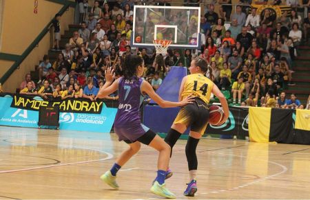 Sofía Fernández, pívot de la EDM Teatinos, empuja a Lucía Vicenti, de la SD Candray, durante el partido de cuartos de final.