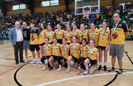 La SD Candray posó al completo, y junto al concejal de Deportes Antonio Rojas, tras recibir las medallas por su quinto puesto.