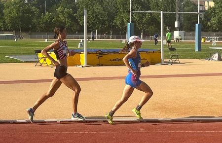 Tamara Pérez Mera, con gorra, mandando en la prueba en Alcobendas. 