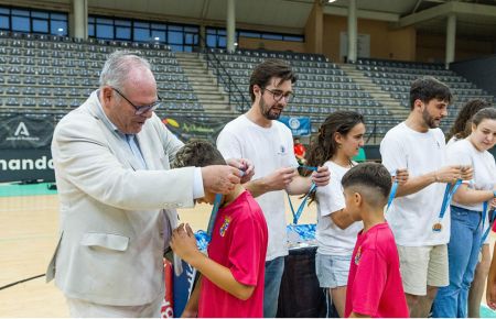 Antonio Rojas entrega las medallas a los jugadores del Puerto Real, campeón benjamín.