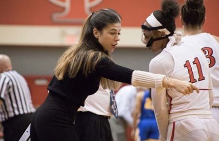 Elena de Alfredo da instrucciones en un partido con la Universidad de Tampa. 
