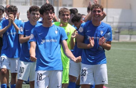 Pepe Sánchez y Manuel Núñez son dos de los seis jugadores renovados en el San Fernando CD juvenil para su andadura en División de Honor. 
