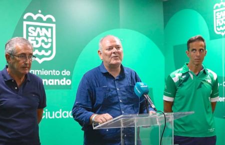 Antonio Rojas, junto a Clemente Ruiz y Raúl Plazuelo, en la presentación del V Triatlón Ciudad de San Fernando