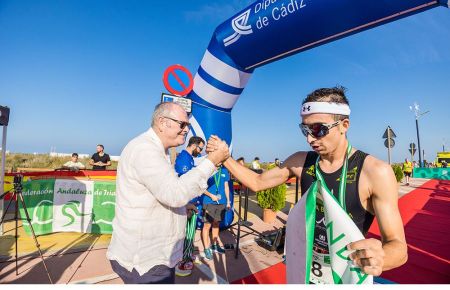 El chiclanero Rubén Vela, vencedor en 2023, es felicitado por el concejal de Deportes Antonio Rojas a su llegada a la meta.