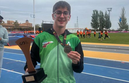 Javier González Polanco muestra orgulloso la medalla de bronce.