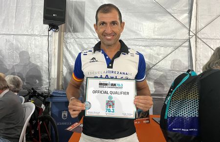 Rafael Carralero muestra el diploma que acredita su clasificación para el Mundial.