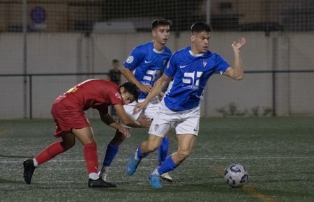 El brasileño Dennys, en un lance del partido con el Algaida UD. 