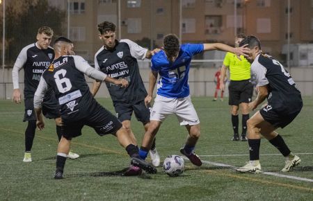 Miguelito Alconchel es rodeado por cuatro rivales. 