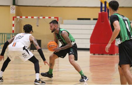 Juanmi Pina cuajó un gran segundo tiempo y tiró de su equipo. 