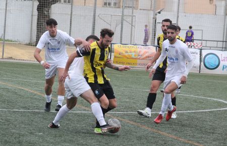 Alberto Legupín forcejea con un jugador del Arcos CF. 