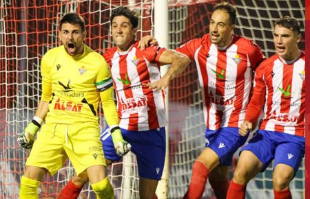El meta Sebas Gil festeja el penalti que le paró a Germán. 